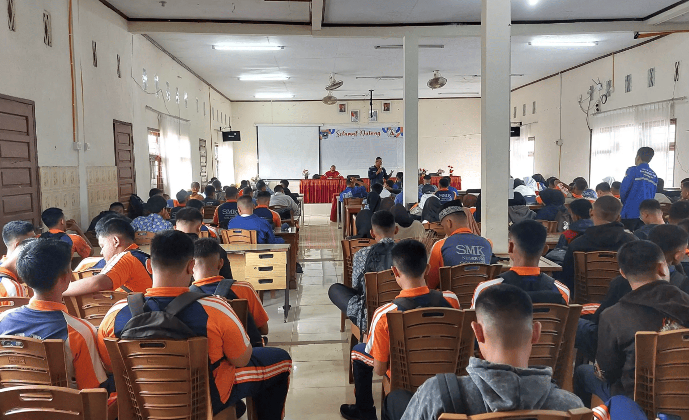 Prodi Teknologi Rekayasa Komputer Jaringan FTI Universitas Bung Hatta Kenalkan Dunia Teknologi Bagi Siswa SMKN 1 dan 2 Kota Solok